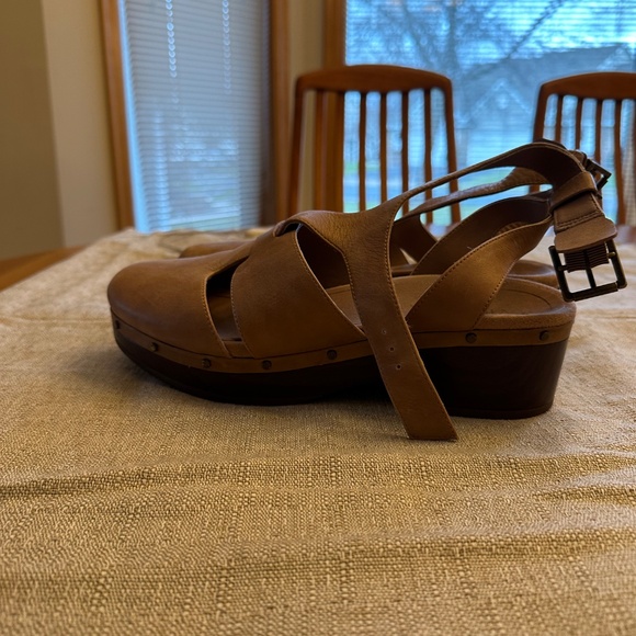 Vionic Closed Toe Clog - Picture 2 of 4